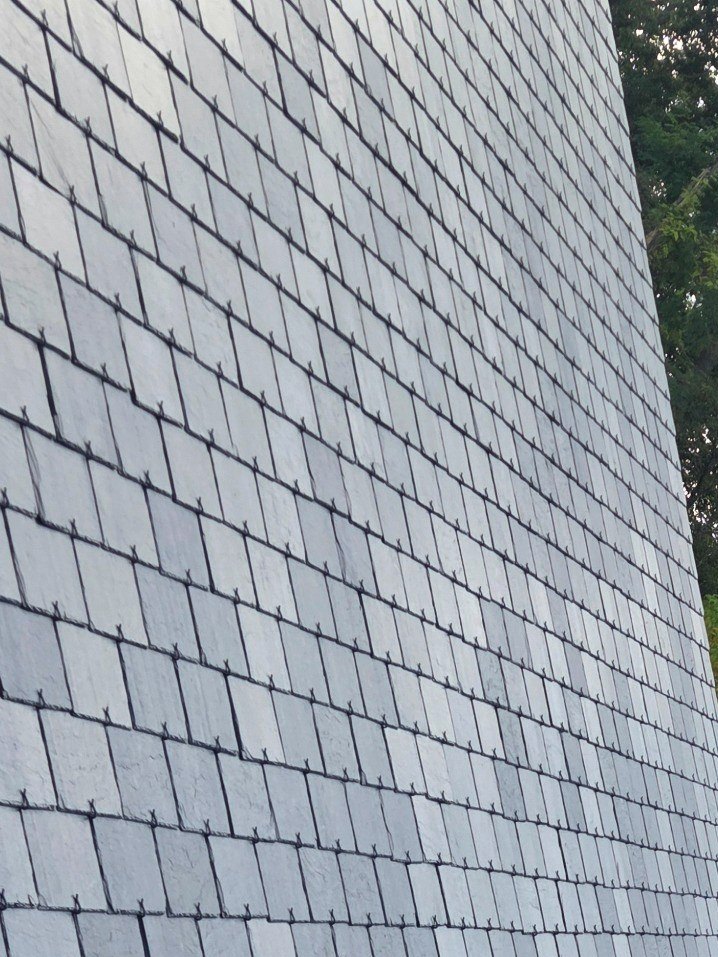 Détail rapproché d’une couverture en ardoise montrant l’alignement des rangs
