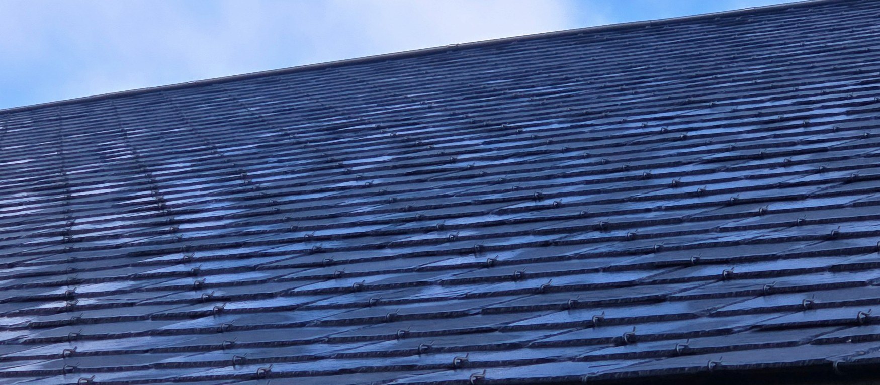 Détail horizontal d’une couverture en ardoise avec lignes de crochets régulières